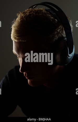 Man listening to headphones, close-up Banque D'Images