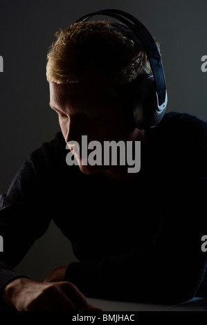 Man listening to headphones, close-up Banque D'Images