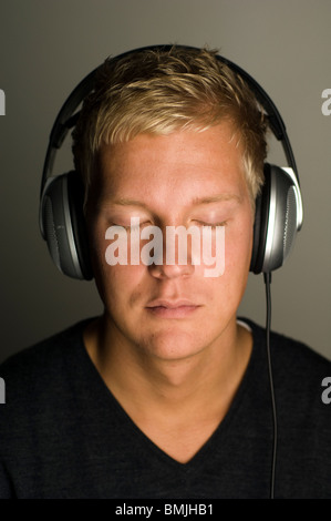 Man listening to headphones, close-up Banque D'Images