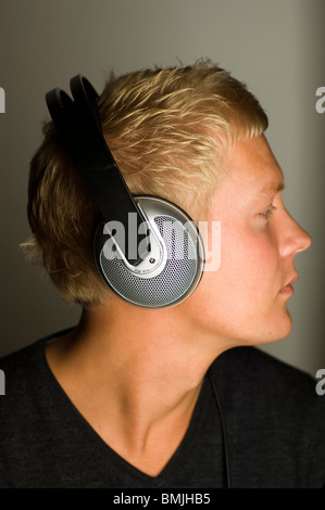 Man listening to headphones, close-up Banque D'Images