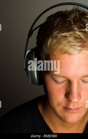 Man listening to headphones, close-up Banque D'Images