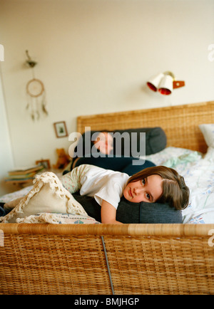 Mère et fille au lit, la Suède. Banque D'Images