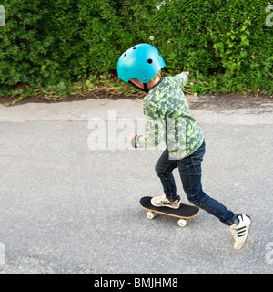 Boy riding skateboard Banque D'Images