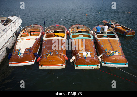 Vue de la rangée de bateaux avec deux hommes, elevated view Banque D'Images