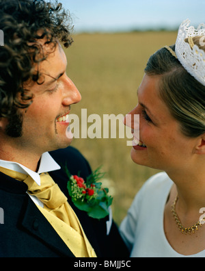 La Scandinavie, la Suède, l'Oland, Bride and Groom smiling at each other, close-up Banque D'Images