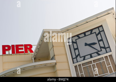 Une horloge dans le style art déco sur la jetée de Worthing Sussex UK Banque D'Images