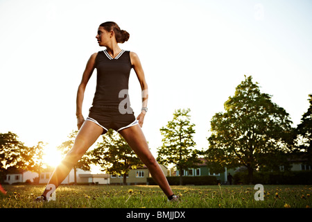 Jeune femme faisant des exercices d'étirement à l'extérieur, la Suède. Banque D'Images