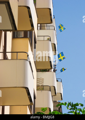 La Scandinavie, la Suède, Stockholm, drapeaux suédois sur les balcons, low angle view Banque D'Images