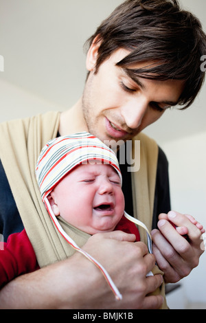 Père de son bébé apaisant Banque D'Images