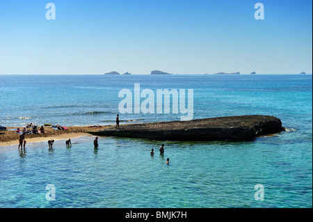 Belle île et ses eaux turquoises à Cala Tarida, Ibiza, Espagne Banque D'Images