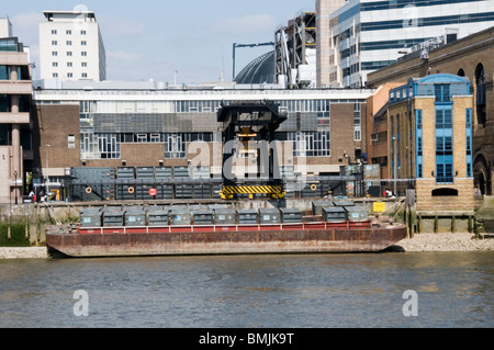 La station de transfert des déchets Quai Walbrook sur la Tamise dans la ville de Londres Banque D'Images