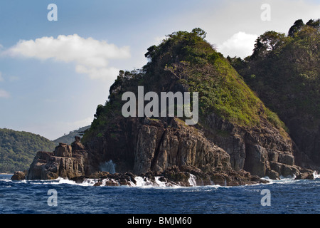 Les vagues déferlent sur le rivage de l'extrémité nord de l'île de Palawan - PHILIPPINES Banque D'Images