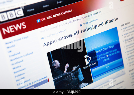Close up d'un moniteur d'ordinateur / écran montrant le site Web de BBC News sur le lancement du nouveau Apple iPhone 4 Banque D'Images
