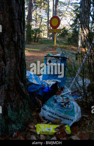 La Scandinavie, la Suède, l'Oland, de détritus et de poteau de signalisation en forêt Banque D'Images