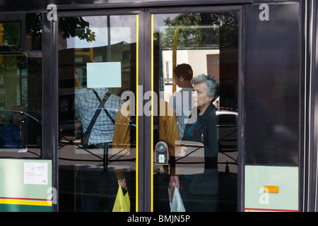 Femme âgée en bus Rome Italie Banque D'Images