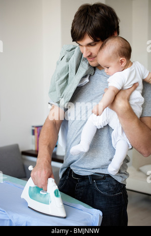 Homme avec bébé planche Banque D'Images