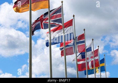 Péninsule scandinave, la Suède, l'océan, Soderkoping, rangée de drapeaux against sky Banque D'Images