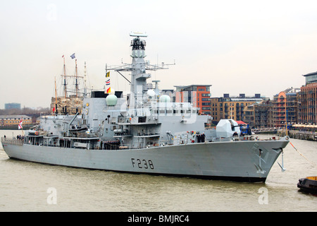 Le HMS Northumberland sur la Tamise Banque D'Images