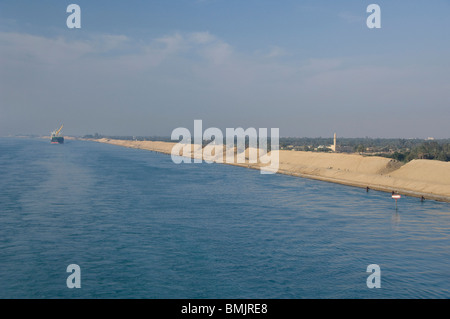 Egypte, Canal de Suez. Une vue sur le canal typique, navire qui transite sur canal. Banque D'Images