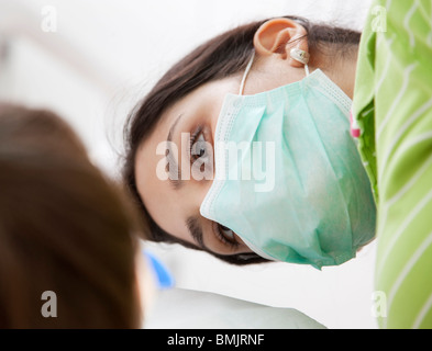 Dentiste avec patient en chirurgie Banque D'Images
