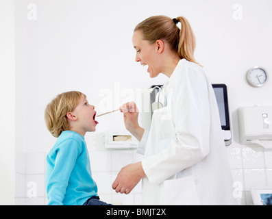 Doctor examining boy Banque D'Images