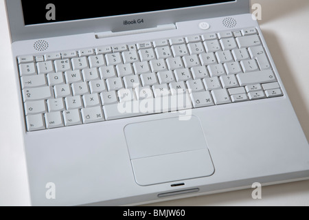 Ouvrez white Apple iBook G4 ordinateur portable / ordinateur portable ; clavier azerty avec TrackPad avec fonction de défilement / trackpad / pavé tactile. Banque D'Images