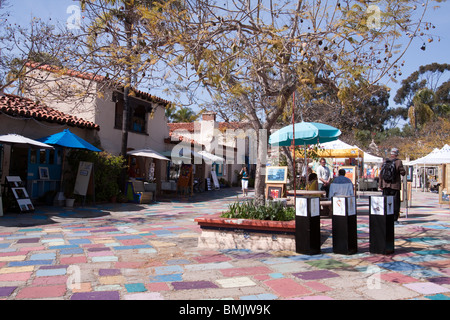 Boutiques et kiosques vendant les beaux-arts à Spanish Village Art Center de Balboa Park à San Diego, Californie Banque D'Images