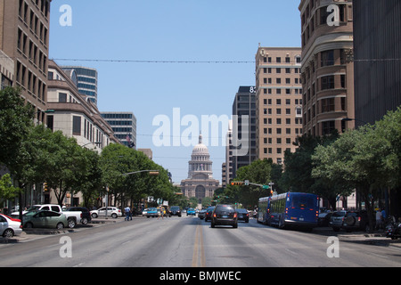 Congress Avenue au centre-ville d'Austin menant à Texas State Capitol building ou statehouse Banque D'Images