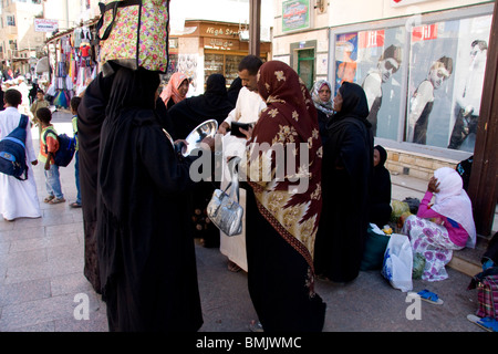 Les femmes à la Nubie Assouan Souk, Aswan, Egypte Banque D'Images