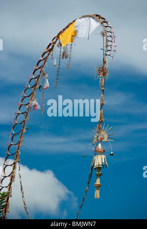 De longues perches en bambou décoratif, connu localement comme "penjor' construit lorsque les Hindous balinais célèbrent Galungan et Kuningan jour. Banque D'Images