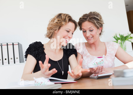 Deux femmes discuter affaires Banque D'Images