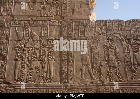 Bas-reliefs sur le mur d'enceinte extérieure du Temple d'Horus à Edfou, Assouan, Egypte Banque D'Images