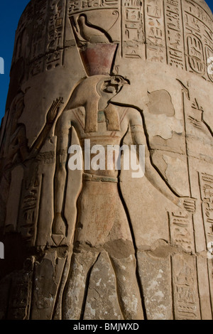 Bas-relief du dieu Horus sur une colonne dans la cour du temple de Sobek et Haroeris, Kom Ombo, Assouan, Egypte Banque D'Images