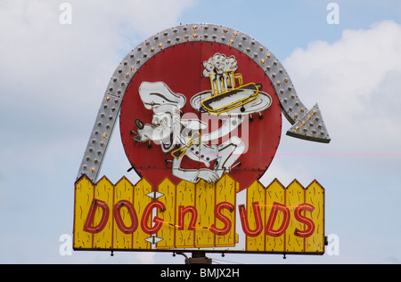 L'enseigne classique Dog N Suds brille au drive-in de Charleston, Illinois, capturant le charme de la culture du carhop américain vintage. Banque D'Images
