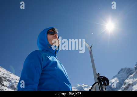 Homme avec des pistes de ski en hiver Banque D'Images