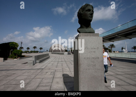 Buste d'Alexandre le Grand par la Bibliotheca Alexandrina, la bibliothèque moderne d'Alexandrie, Alexandrie, Egypte, Ile-de-France Banque D'Images