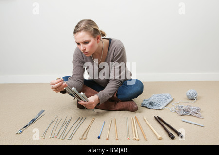 Femme sélection des aiguilles à tricoter Banque D'Images