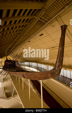 Khufu's bateau solaire à l'affiche au Musée de bateau solaire, Giza, Egypt, Egypte Banque D'Images