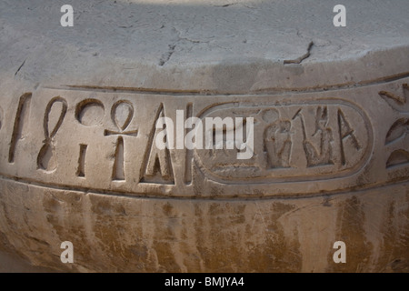 Base d'une colonne de calcaire à partir du Nouvel Empire, Memphis, Gizeh, Egypte Banque D'Images