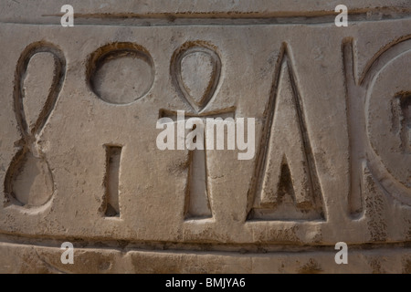 Base d'une colonne de calcaire à partir du Nouvel Empire, Memphis, Gizeh, Egypte Banque D'Images