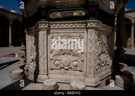 Fontaine d'ablution octogonale en cour de la mosquée de Mohammed Ali la Citadelle du Caire, Al Qahirah, Egypte Banque D'Images