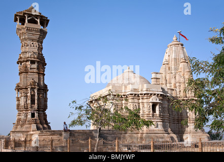 Kirti Stambha (Tour de la renommée) et Meera Mandir. Le fort de Chittorgarh. Le Rajasthan. L'Inde Banque D'Images