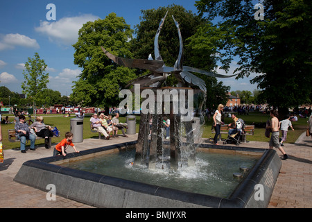 Fontaine dans les jardins de Bancroft, Stratford upon Avon, une petite ville située dans le comté de Warwickshire, Royaume-Uni. Banque D'Images