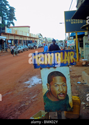 TONY BLAIR en coiffure, Serrekunda Gambie, Afrique de l'Ouest Banque D'Images