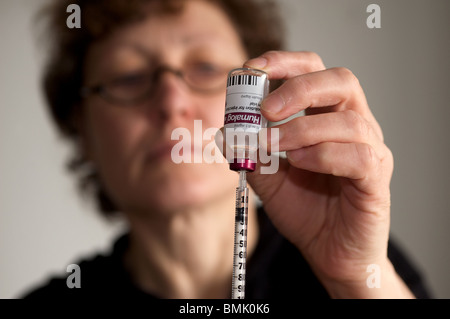 Femme élaboration d'injection d'insuline Banque D'Images