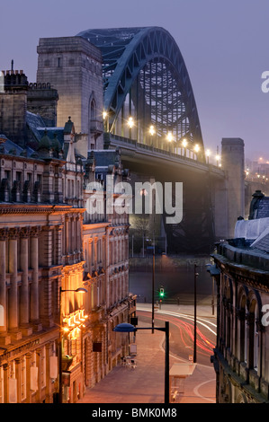 Photo de nuit de Newcastle Quayside et le Tyne Bridge, à côté vers le bas et Dune. Banque D'Images