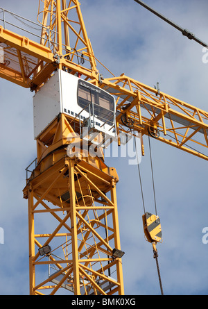 Grue de chantier contre ciel bleu , Finlande Banque D'Images