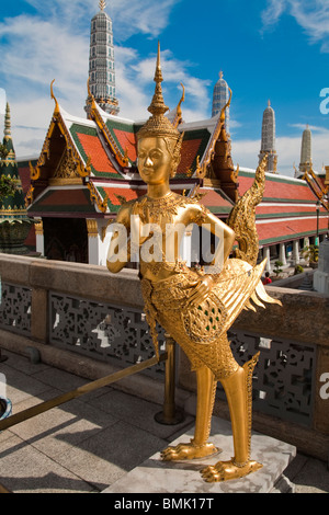 Statue d'ornement de Kinnon une créature mythologique à 'Wat Phra Kaew', le Grand Palace, Bangkok, Thaïlande. Banque D'Images