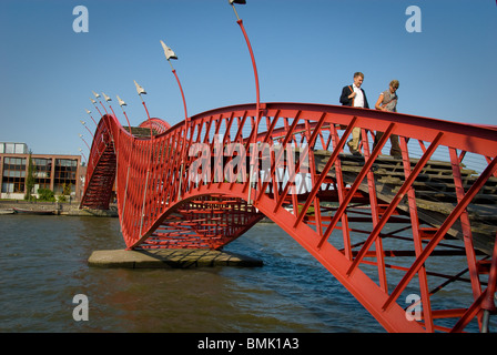 Amsterdam architecture pont personnes moderne rouge marche Pays-Bas borneo sporenburg quartier est de l'île Harbour Banque D'Images