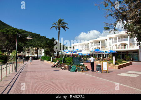 Promenade de la plage, Cala Llonga, Ibiza, Baléares, Espagne Banque D'Images